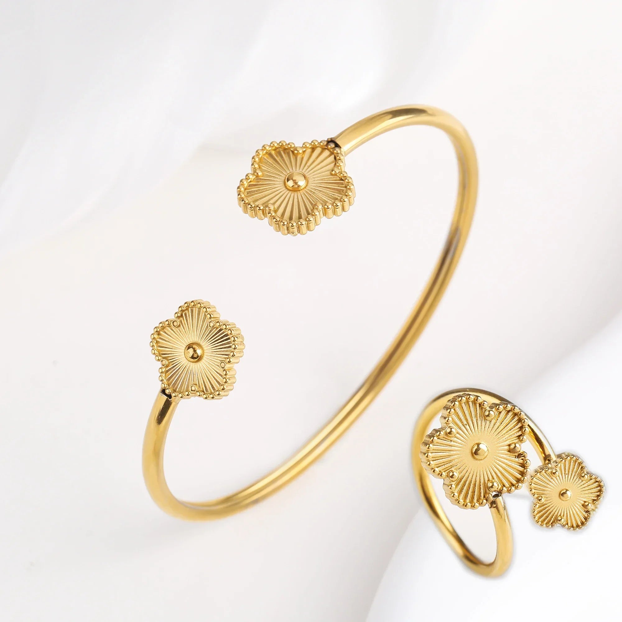 Lucky Stainless Steel Five Leaf Flower Bangle Ring - Piña Colada