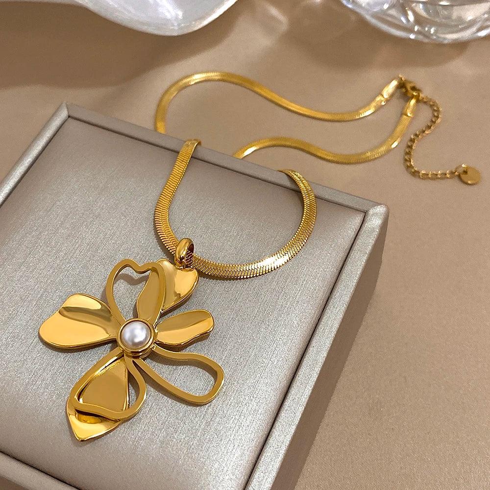 Trendy Hollow Flower Pearl Necklace - Piña Colada