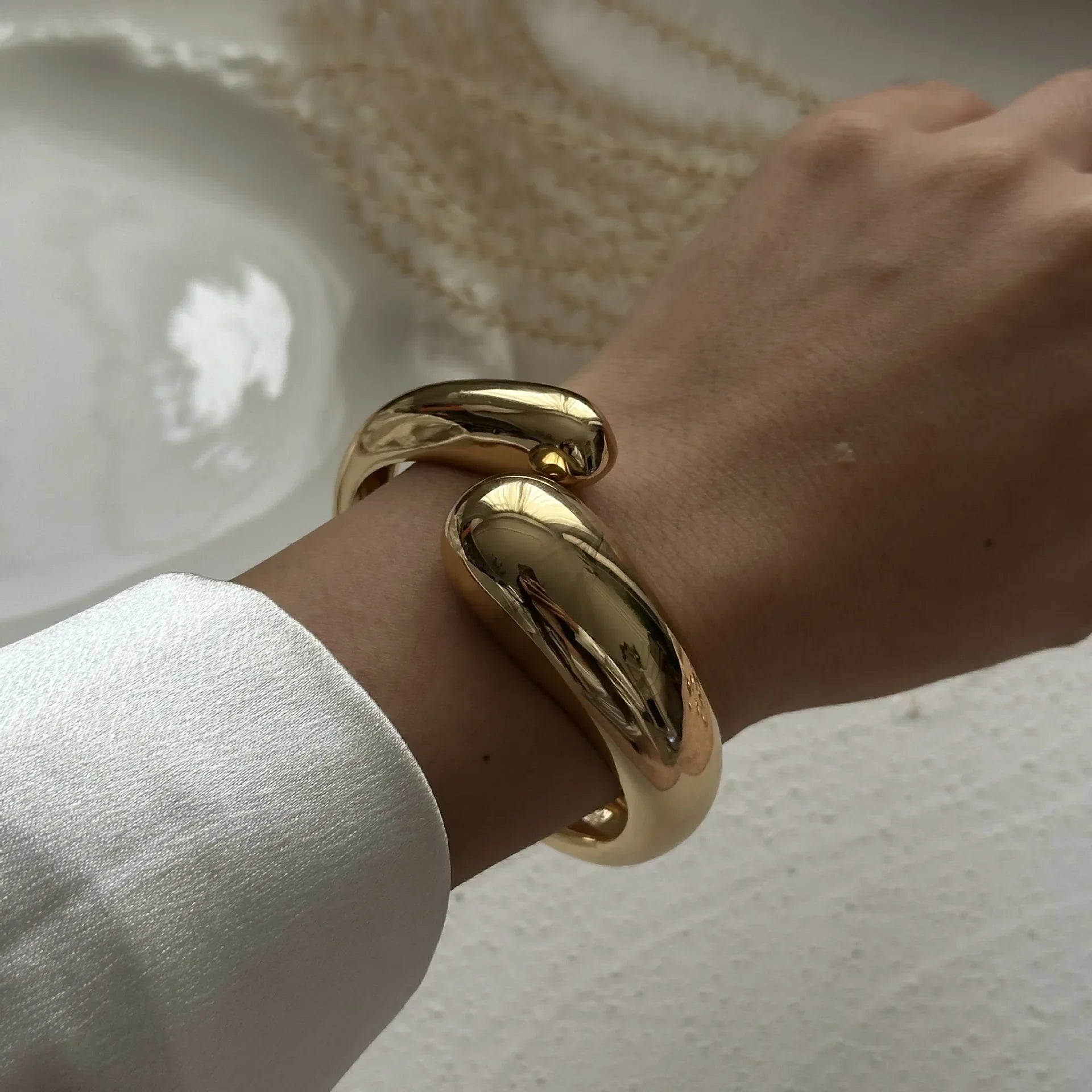 Vintage Metal Irregular Wave Twist Bracelet - Piña Colada