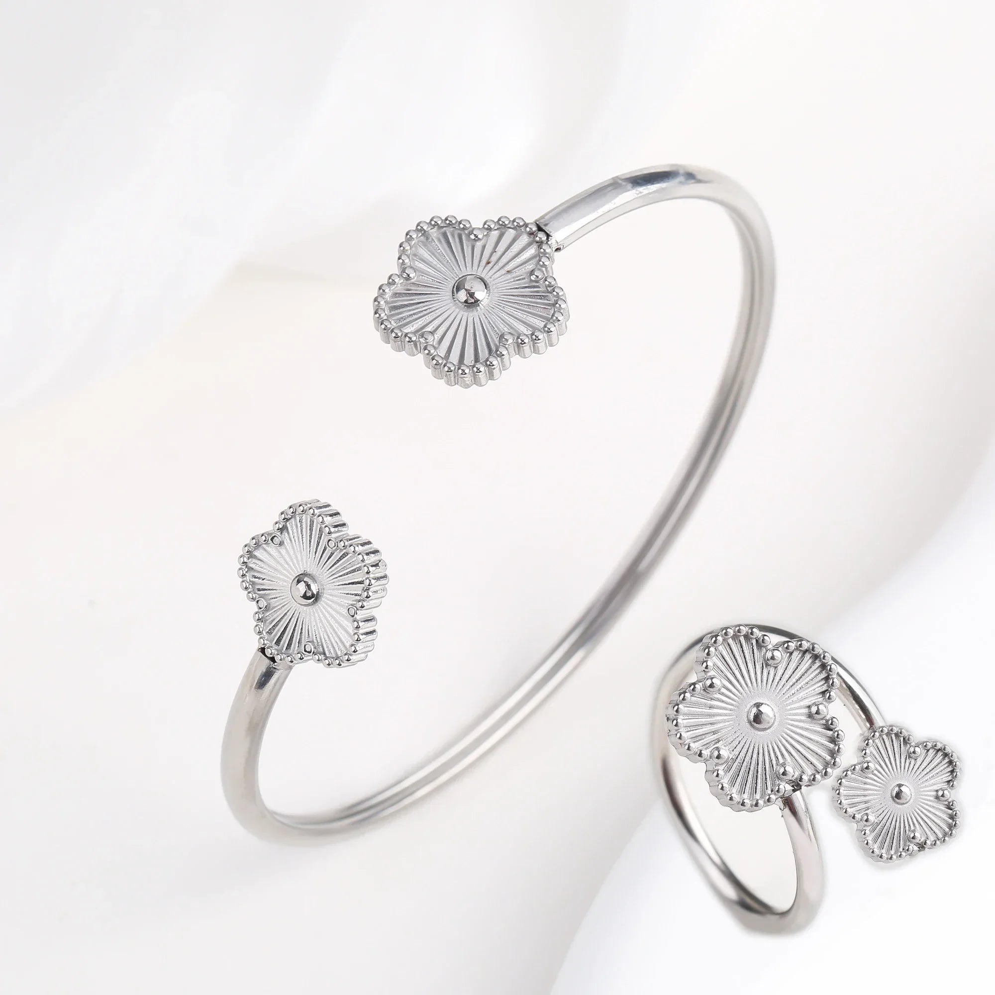 Lucky Stainless Steel Five Leaf Flower Bangle Ring - Piña Colada