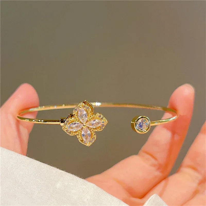 Luxury Rotatable Zircon Four-Leaf - Piña Colada