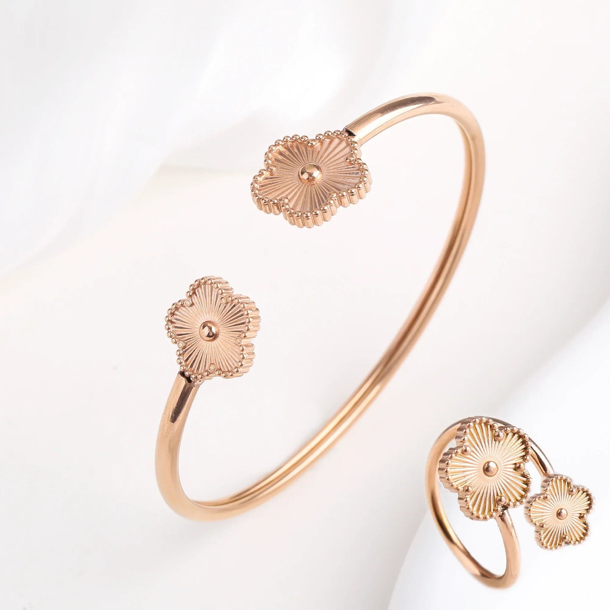 Lucky Stainless Steel Five Leaf Flower Bangle Ring - Piña Colada