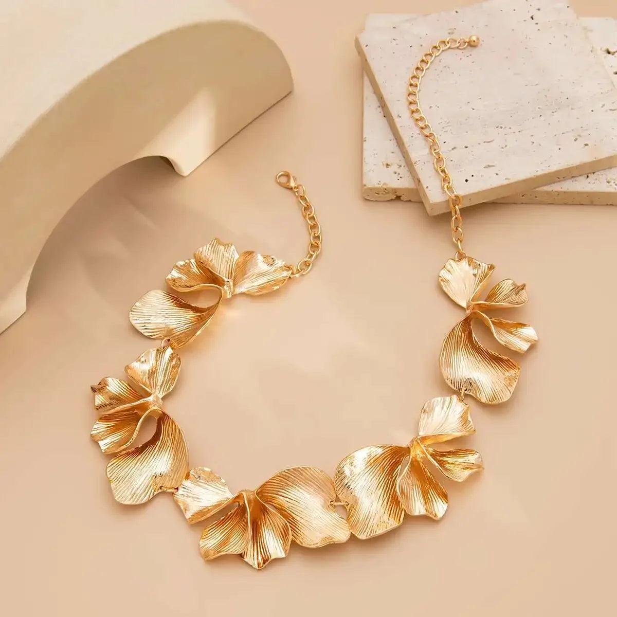 Petals Flower Choker - Piña Colada