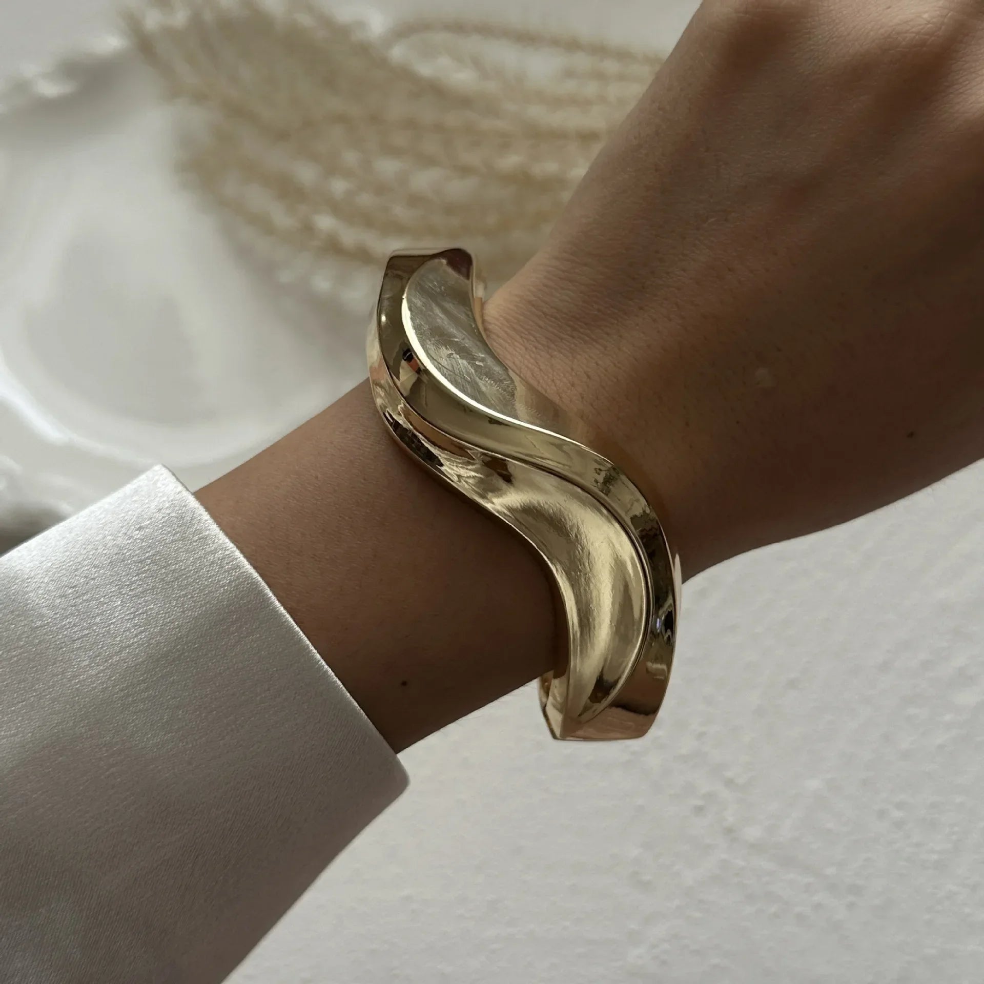 Vintage Metal Irregular Wave Twist Bracelet - Piña Colada